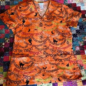 Patterned scrub tops (6)(will separate)